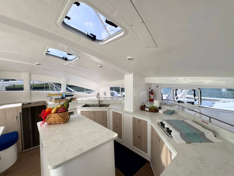 Island Spirit 410 Isle Phantom