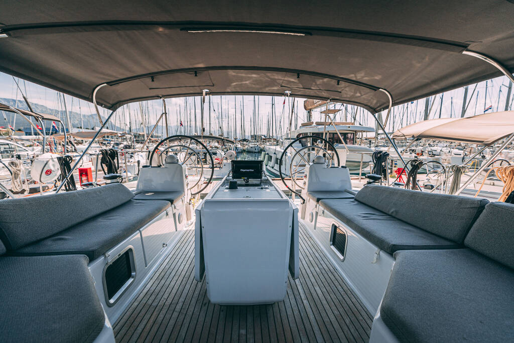 Jeanneau 54 Front cabin 2, single occupancy, including services