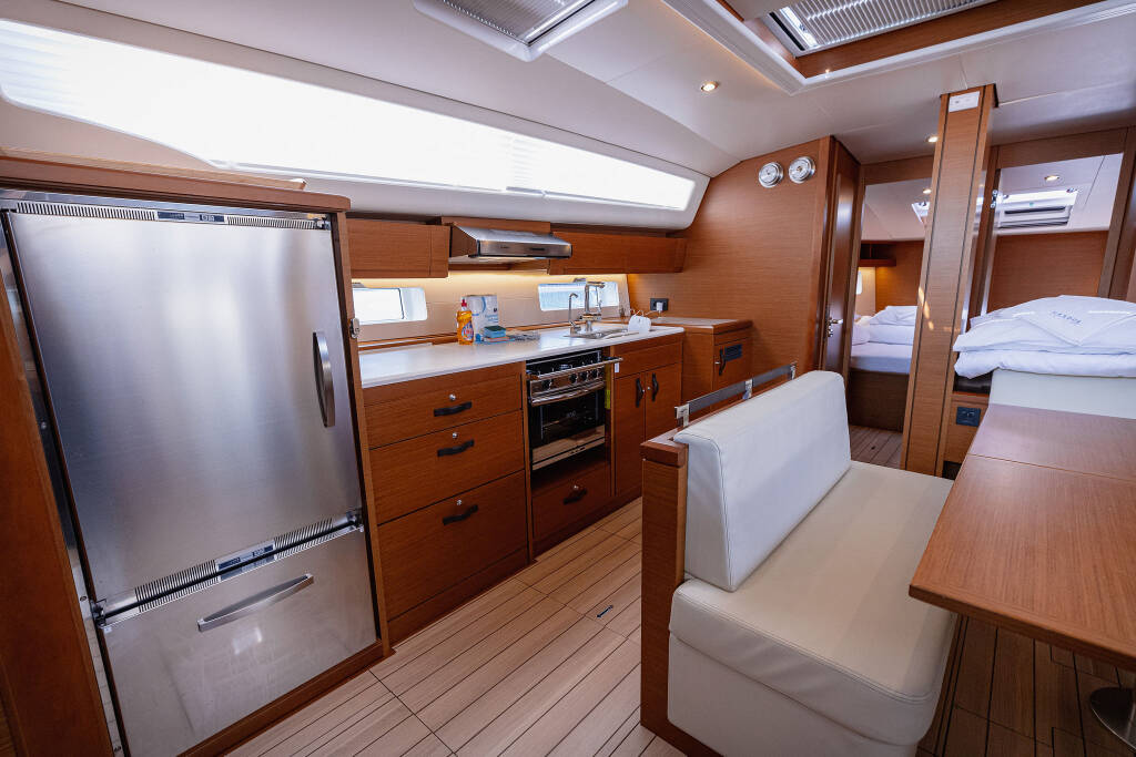 Jeanneau 54 Front cabin 2, single occupancy, including services