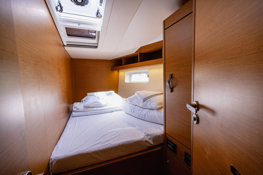 Jeanneau 54 Front cabin 2, single occupancy, including services