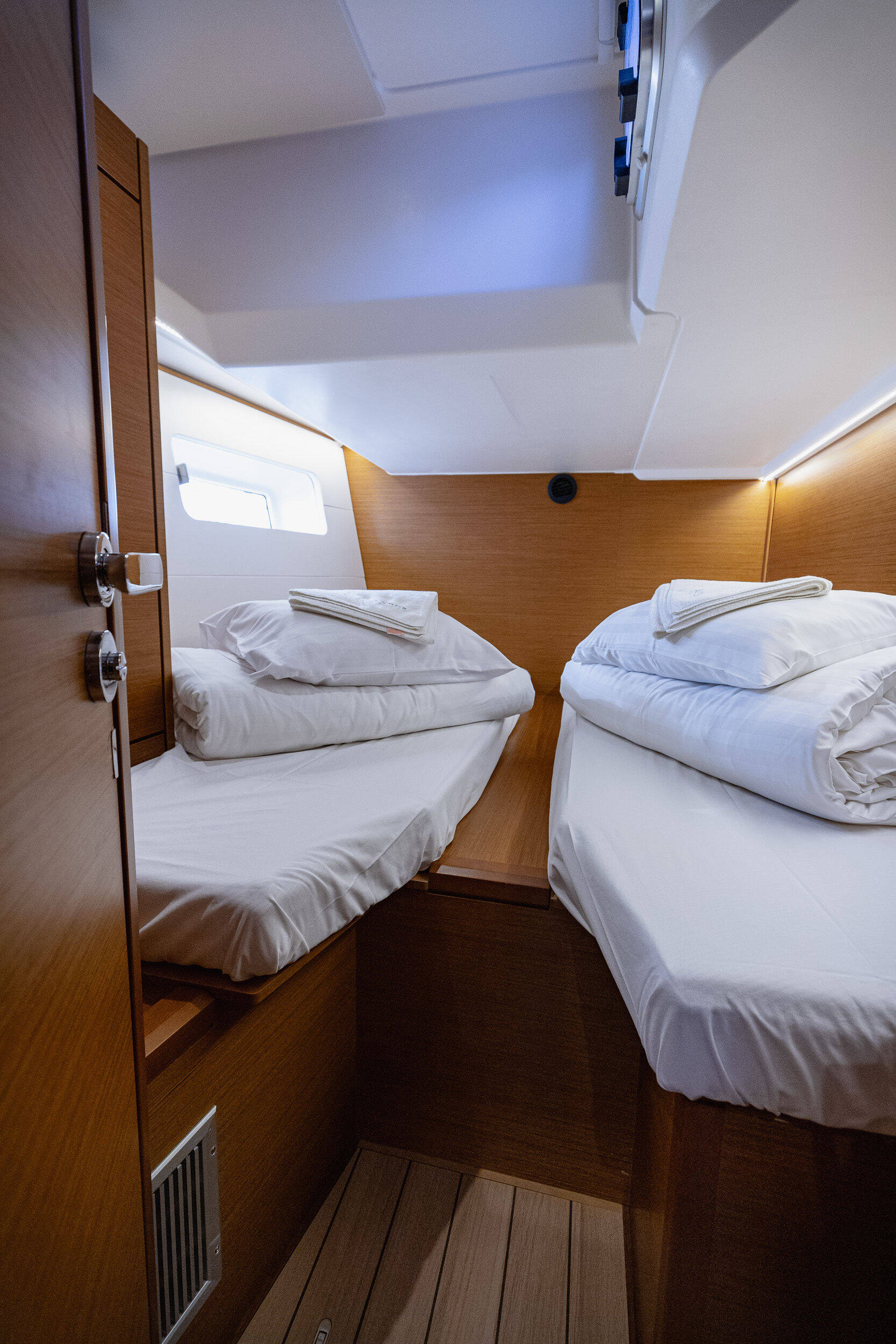Jeanneau 54 Stern cabin 2, single occupancy, including services