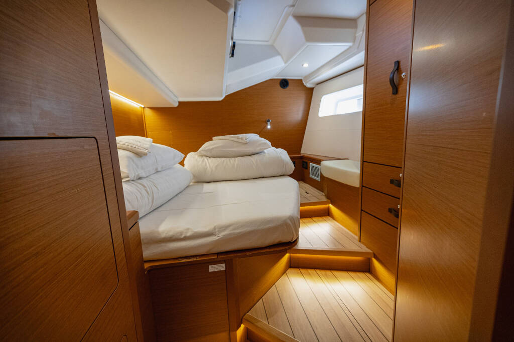 Jeanneau 54 Stern cabin 1, single occupancy, including services