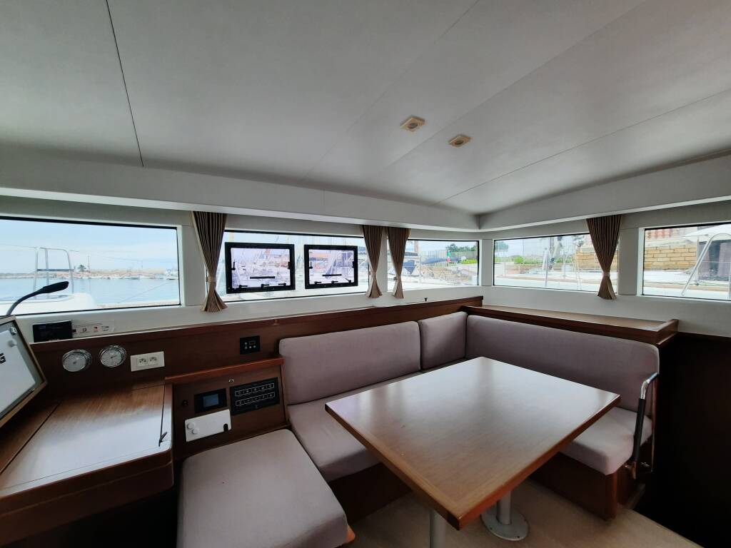 Lagoon 40 Senza Meta  (A/C and Generator)