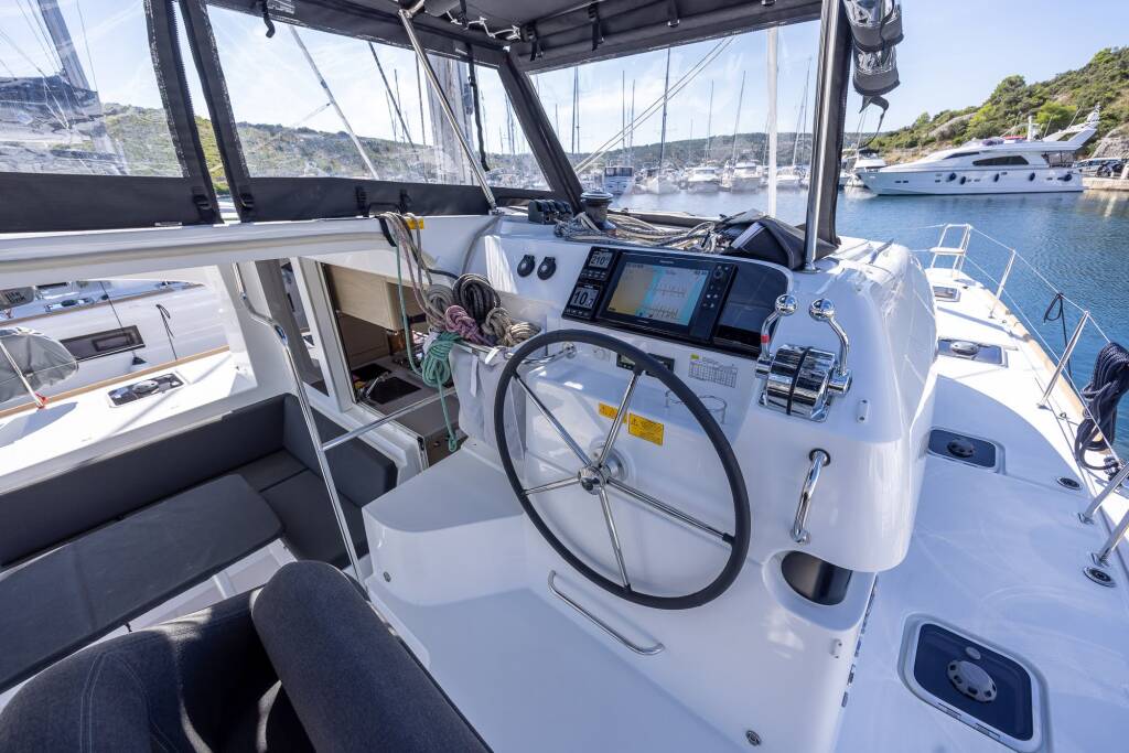 Lagoon 40 Dugong