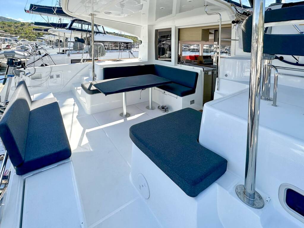 Lagoon 40 Dugong