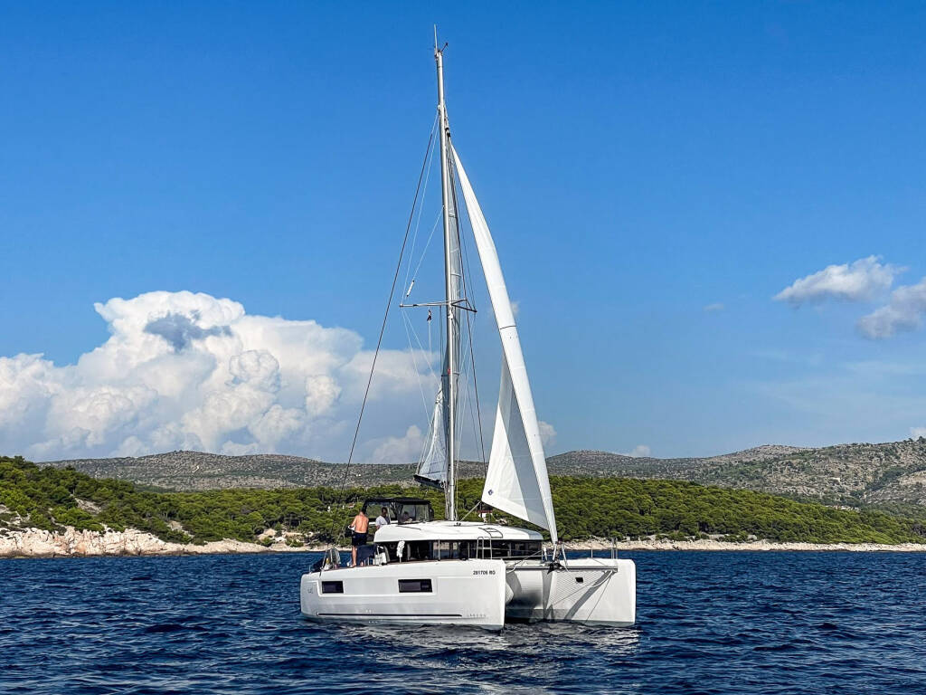 Lagoon 40 Dugong