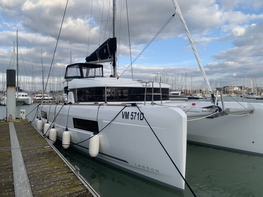 Lagoon 40 Mascalzone Lametino - Standard line
