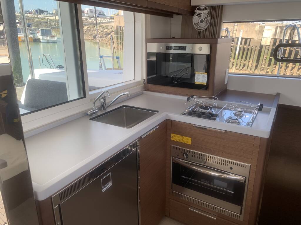 Lagoon 40 Mascalzone Lametino - Standard line