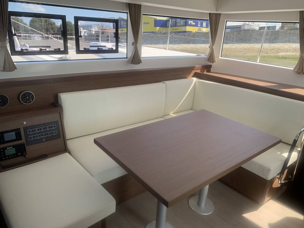 Lagoon 40 Mascalzone Lametino - Standard line