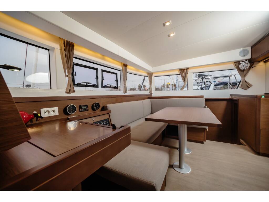 Lagoon 40 Mascalzone Lametino - Standard line