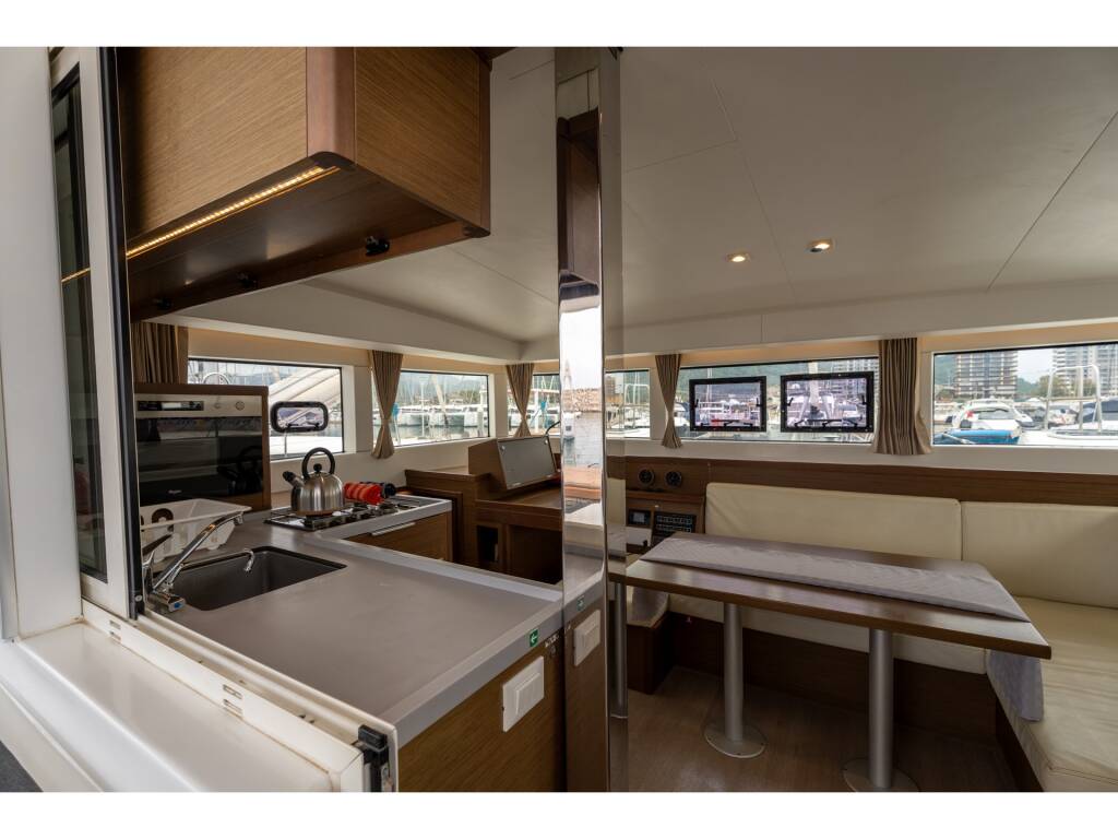 Lagoon 40 Mascalzone Lametino - Standard line