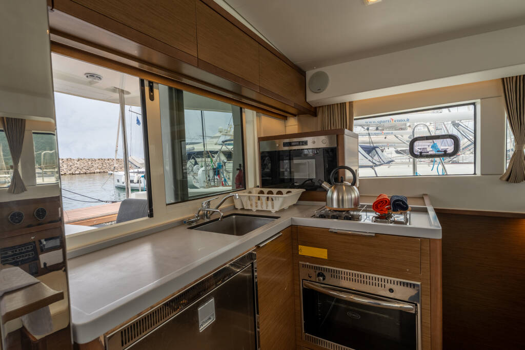 Lagoon 40 Mascalzone Lametino - Standard line