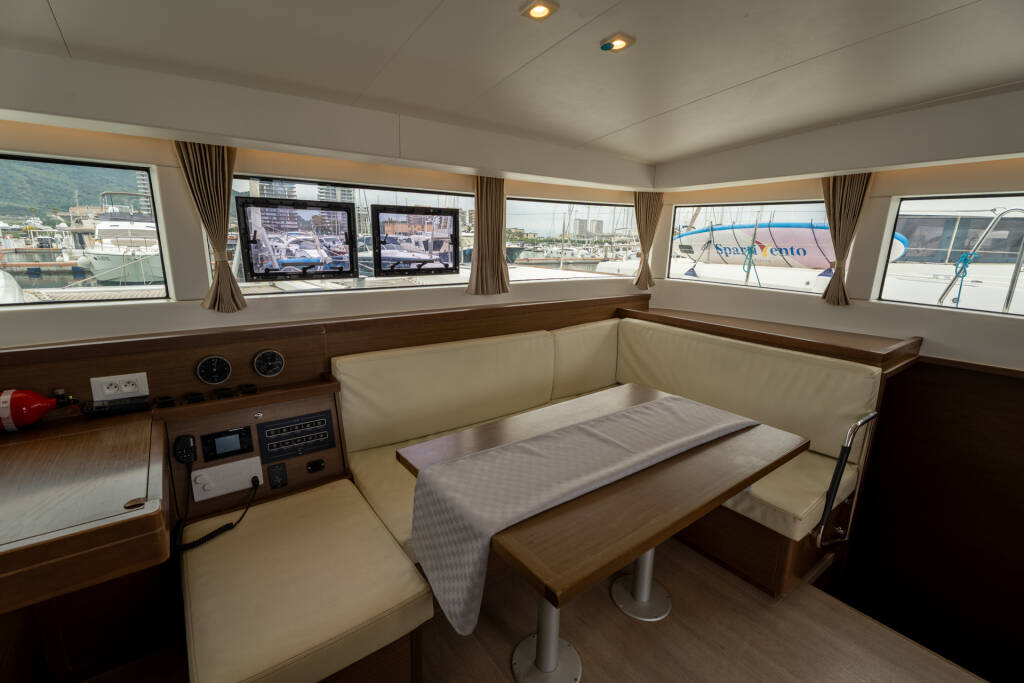 Lagoon 40 Mascalzone Lametino - Standard line