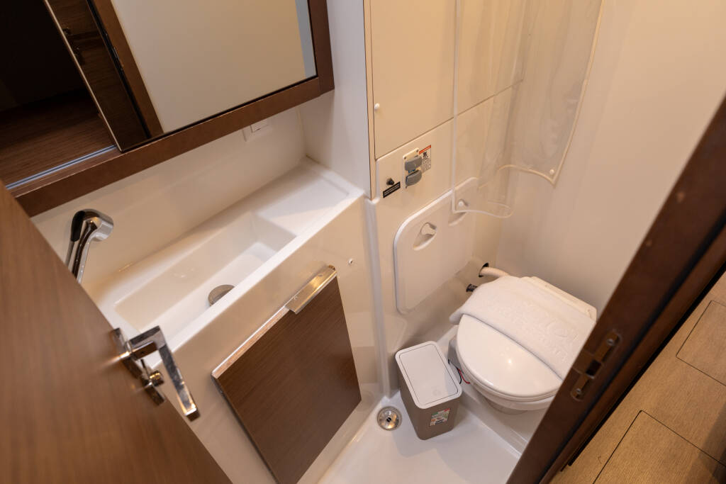 Lagoon 40 Mascalzone Lametino - Standard line