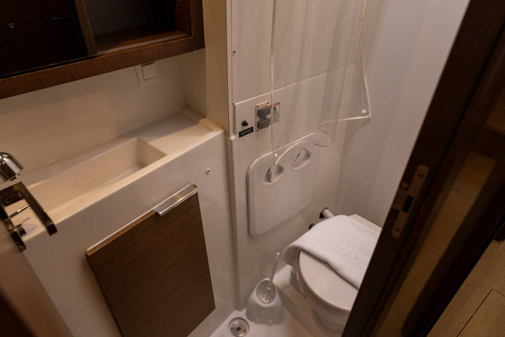 Lagoon 40 Mascalzone Lametino - Standard line