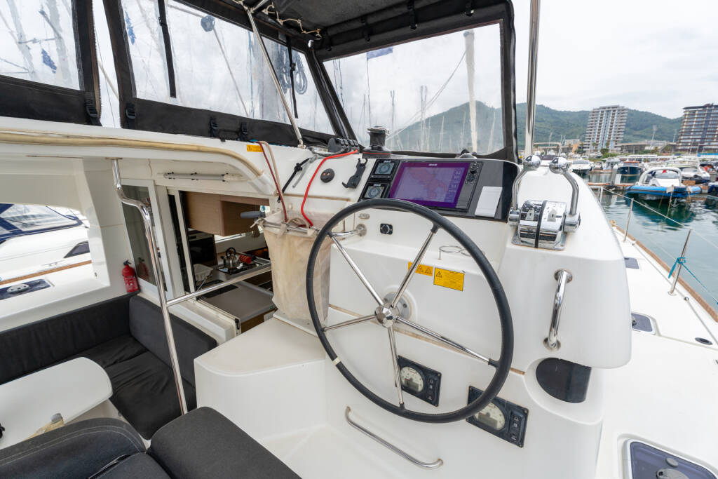 Lagoon 40 Mascalzone Lametino - Standard line