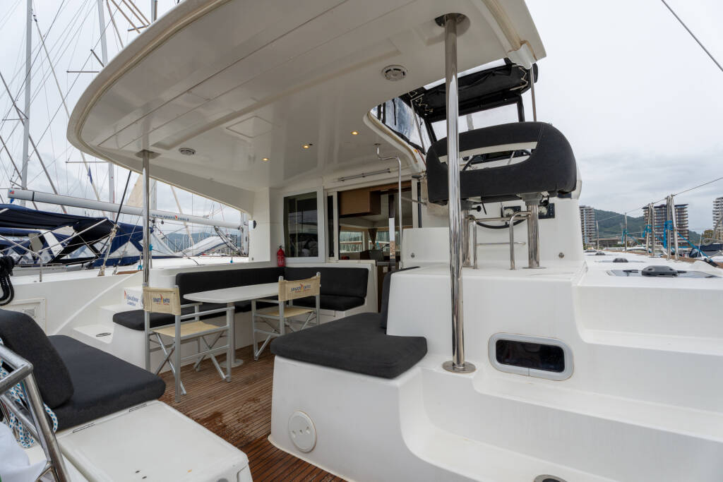 Lagoon 40 Mascalzone Lametino - Standard line