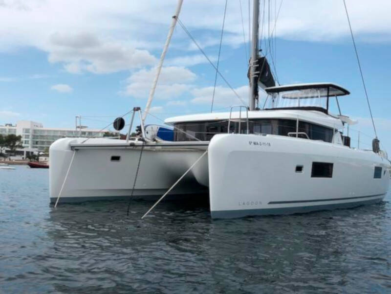 Lagoon 42 Version 3 Cabinas Full Equipe Side