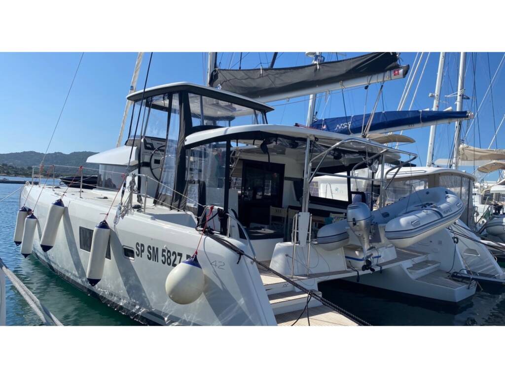 Lagoon 42 • Diadema (A/C, WM, Generator, Inverter)