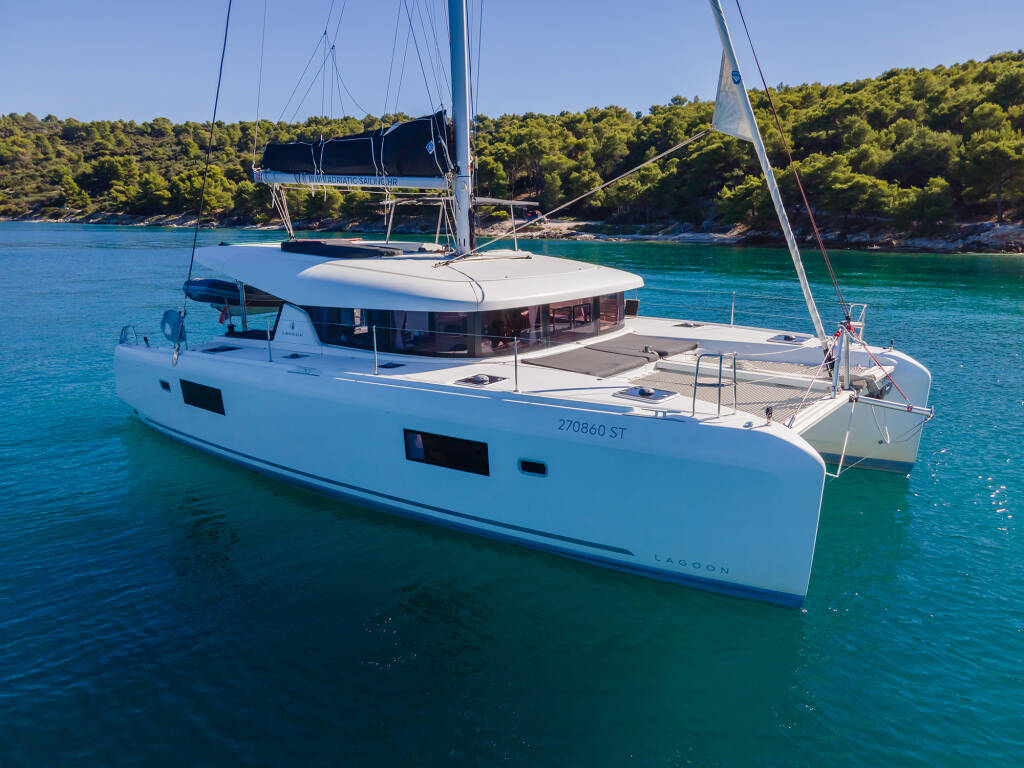 Lagoon 42  FIND US