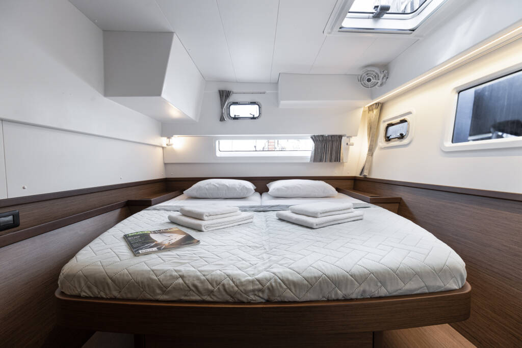 Lagoon 42 Notorious | A/C, Gen, Watermaker, 12 pax