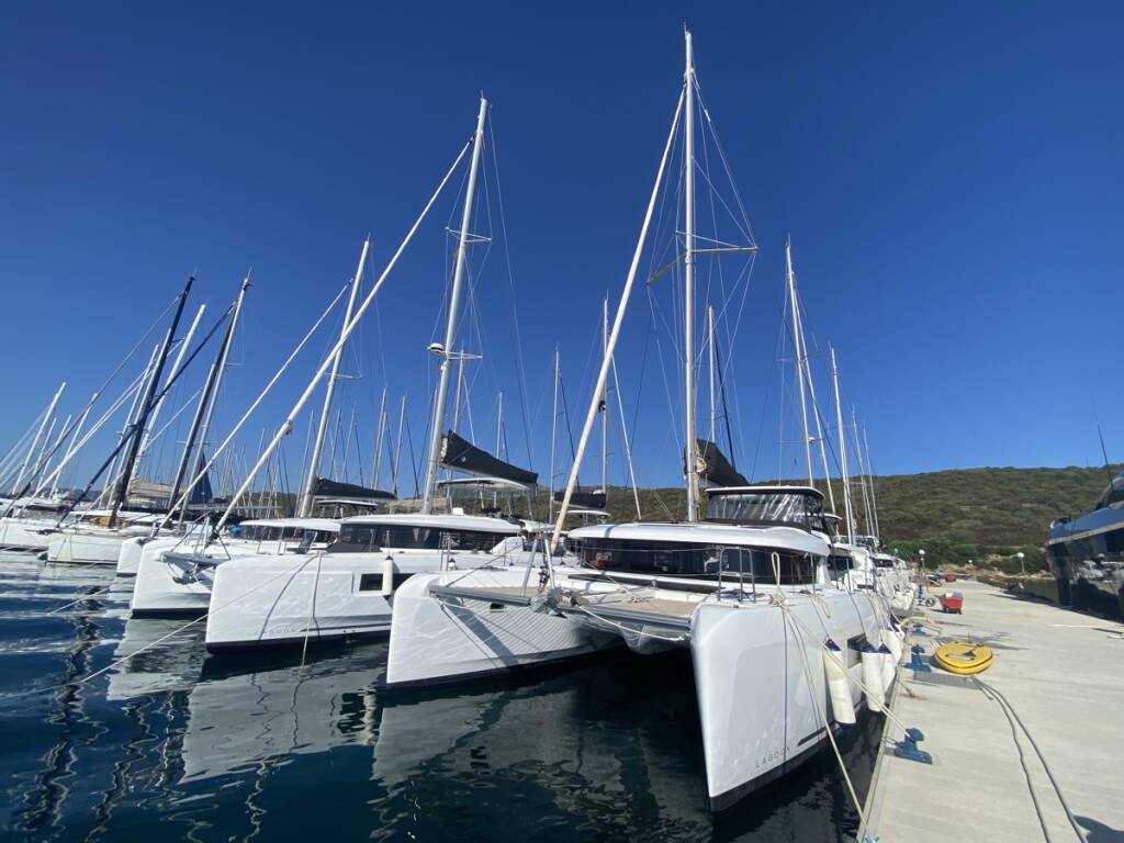 Lagoon 42 Copernicus (GND) (A/C, WM, Generator, Inverter)