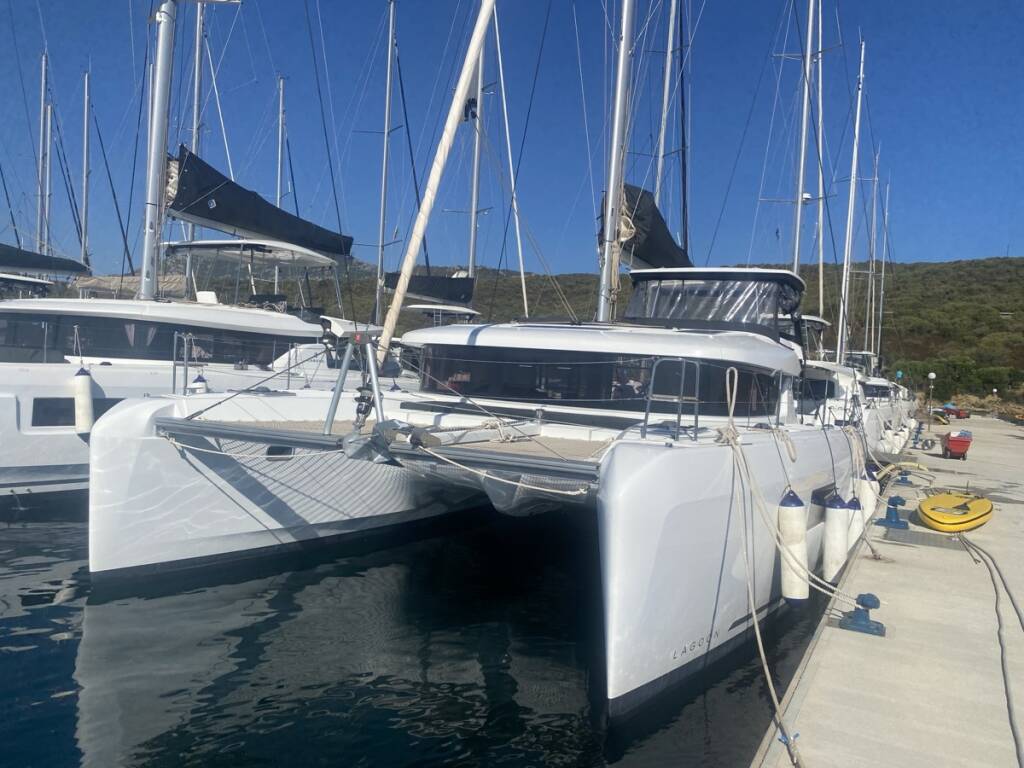 Lagoon 42 Copernicus (GND) (A/C, WM, Generator, Inverter)
