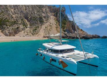 Lagoon 42 • Catalina | A/C generator watermaker