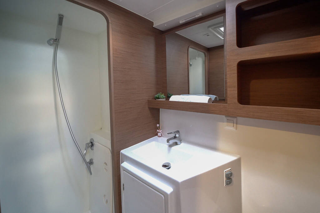 Lagoon 42 Catalina | A/C generator watermaker