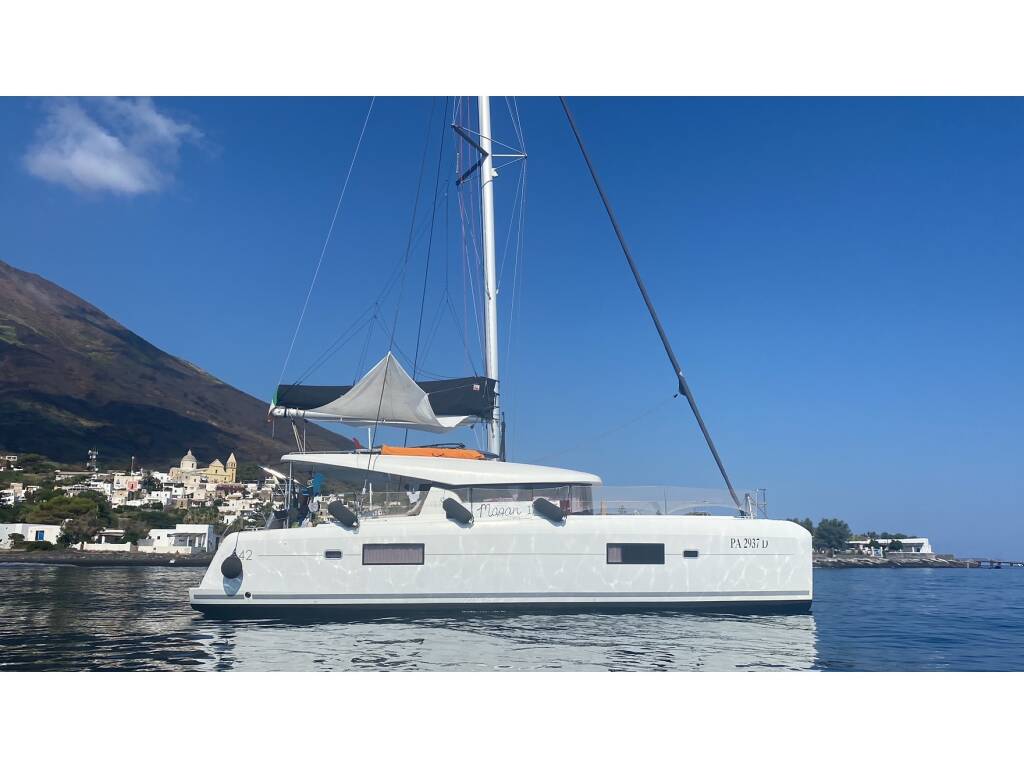 Lagoon 42 • MAGAN 1 WATER MAKER - PANNELS 