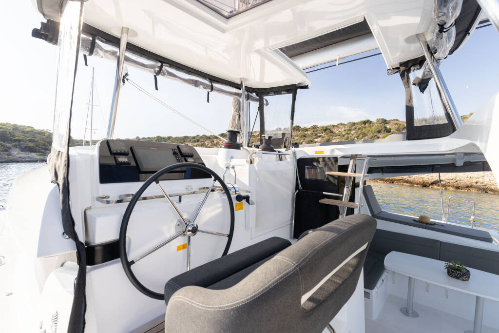 Lagoon 42 Utopia | A/C, Gen, Watermaker, 12 pax