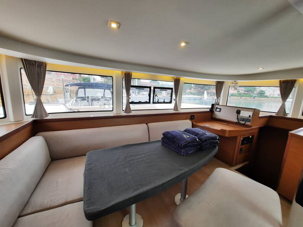 Lagoon 42 Senza SE (A/C and Generator)