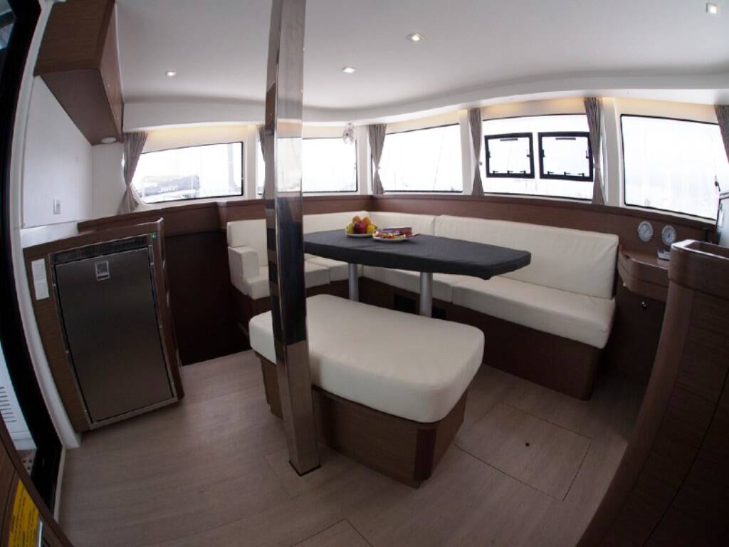 Lagoon 42  STOLOS