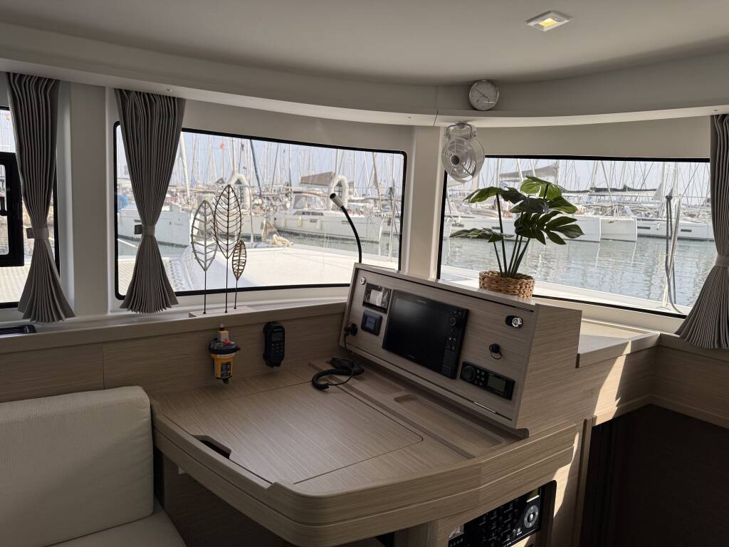 Lagoon 42 Bellatrix (A/C,Electric Heads)