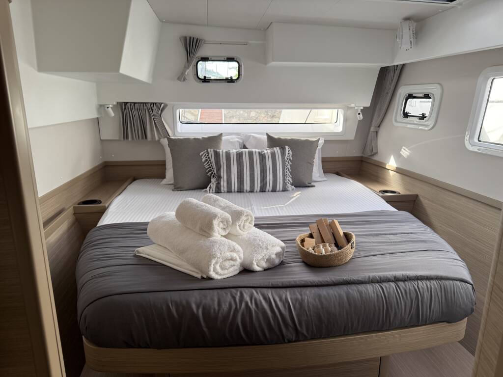 Lagoon 42 Bellatrix (A/C,Electric Heads)