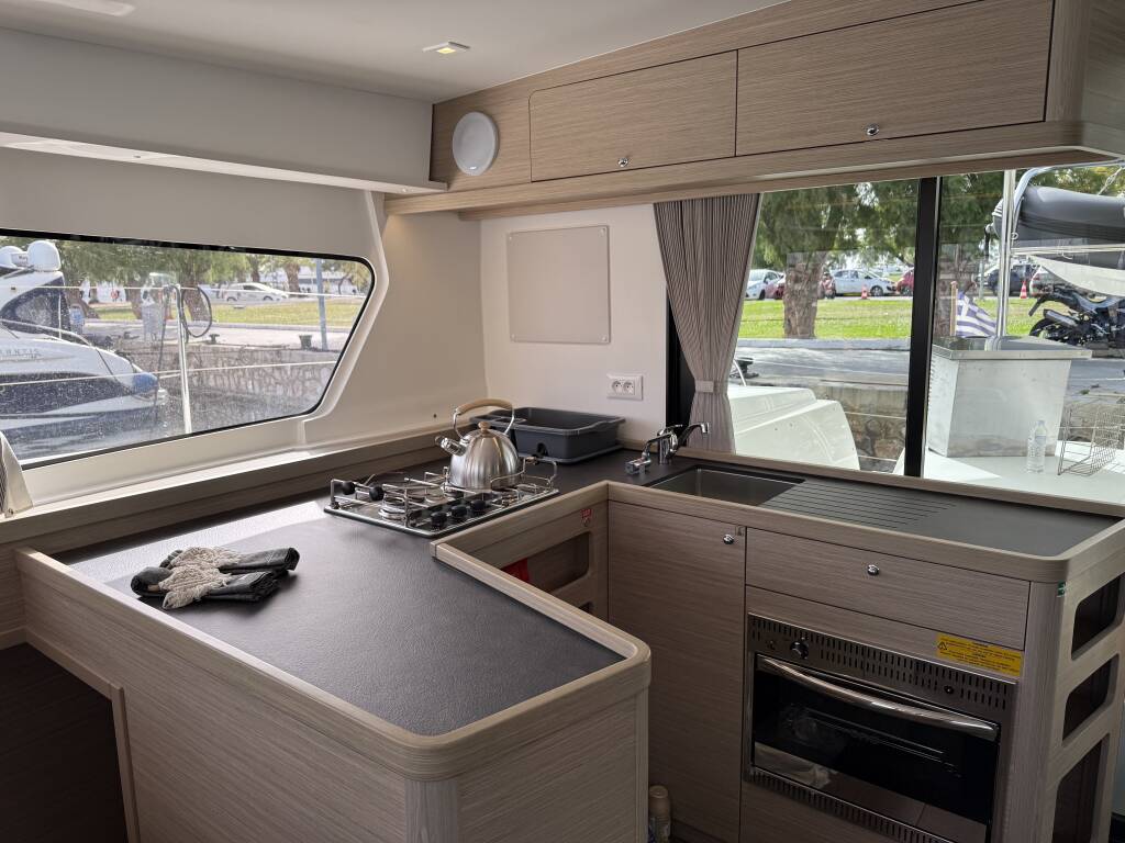 Lagoon 42 Bellatrix (A/C,Electric Heads)
