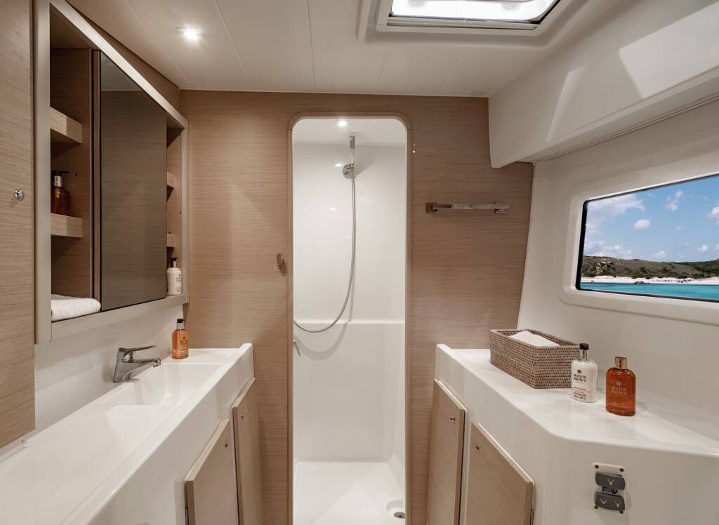 Lagoon 42 ZAHIRA - GEN/AC+WATERMAKER