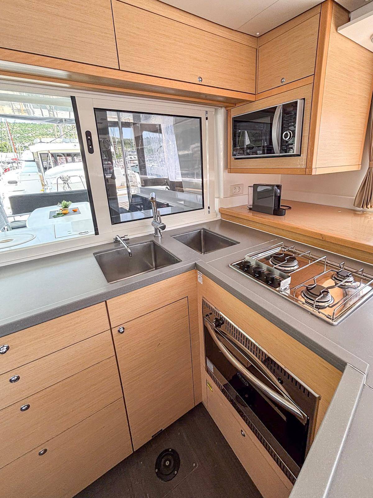 Lagoon 450 F Red Twin