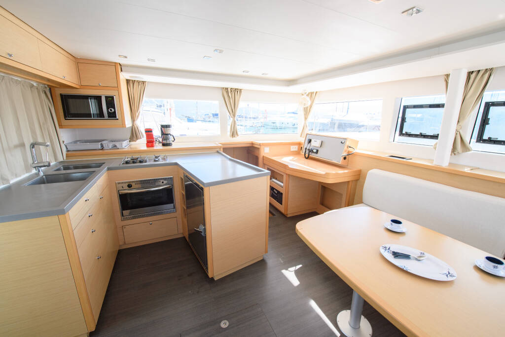 Lagoon 450  Flybridge Athina (Pax 12)