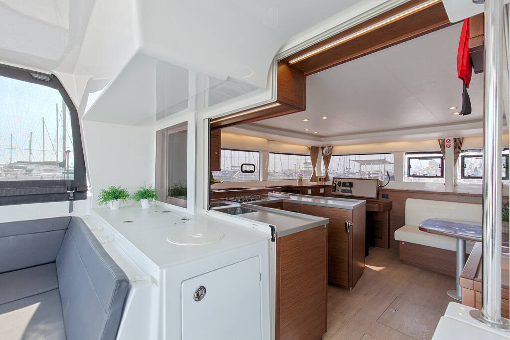 Lagoon 450  Flybridge Relax
