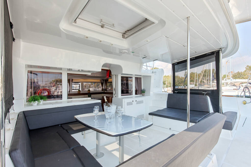Lagoon 450  Flybridge Relax