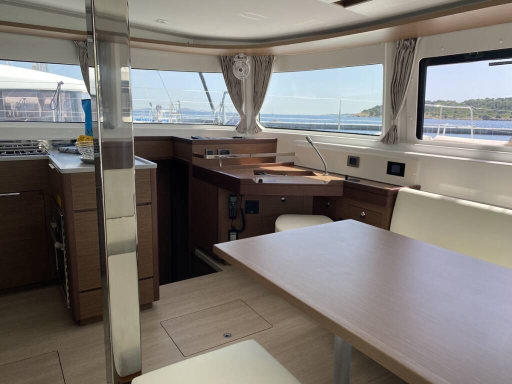 Lagoon 46 Rolling Stones (A/C, WM, Generator, Inverter 12/220V)