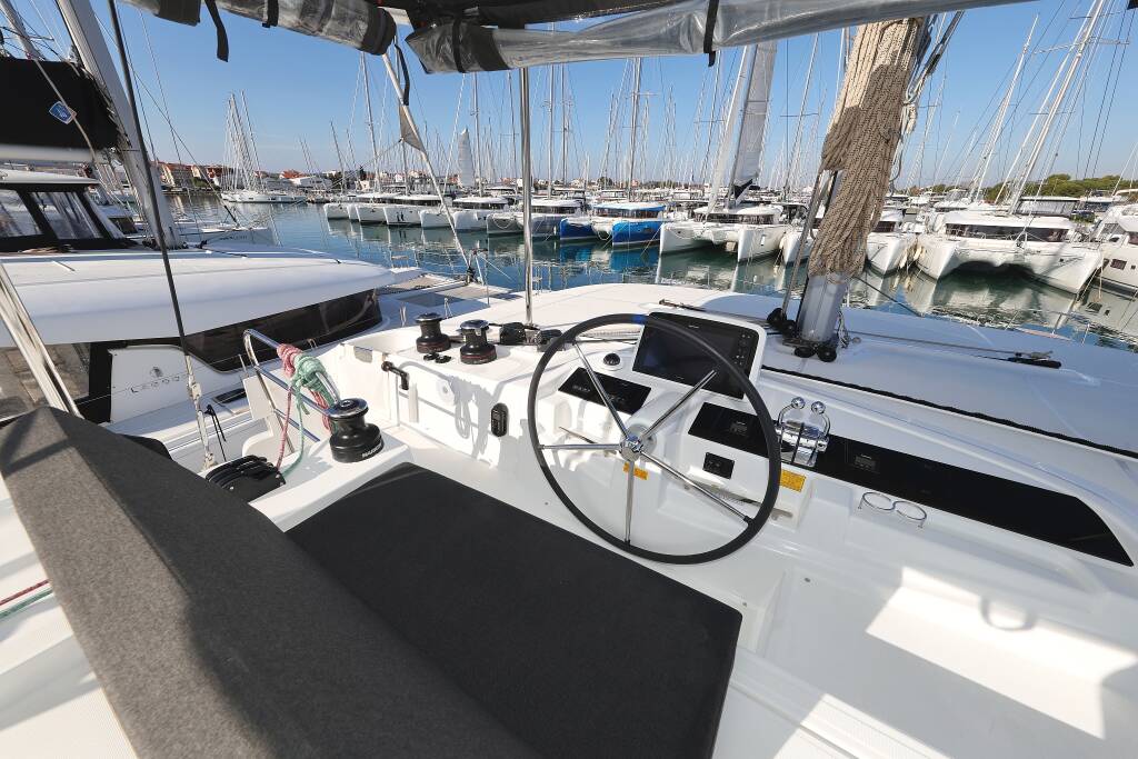Lagoon 46 SHIP HAPPENS
