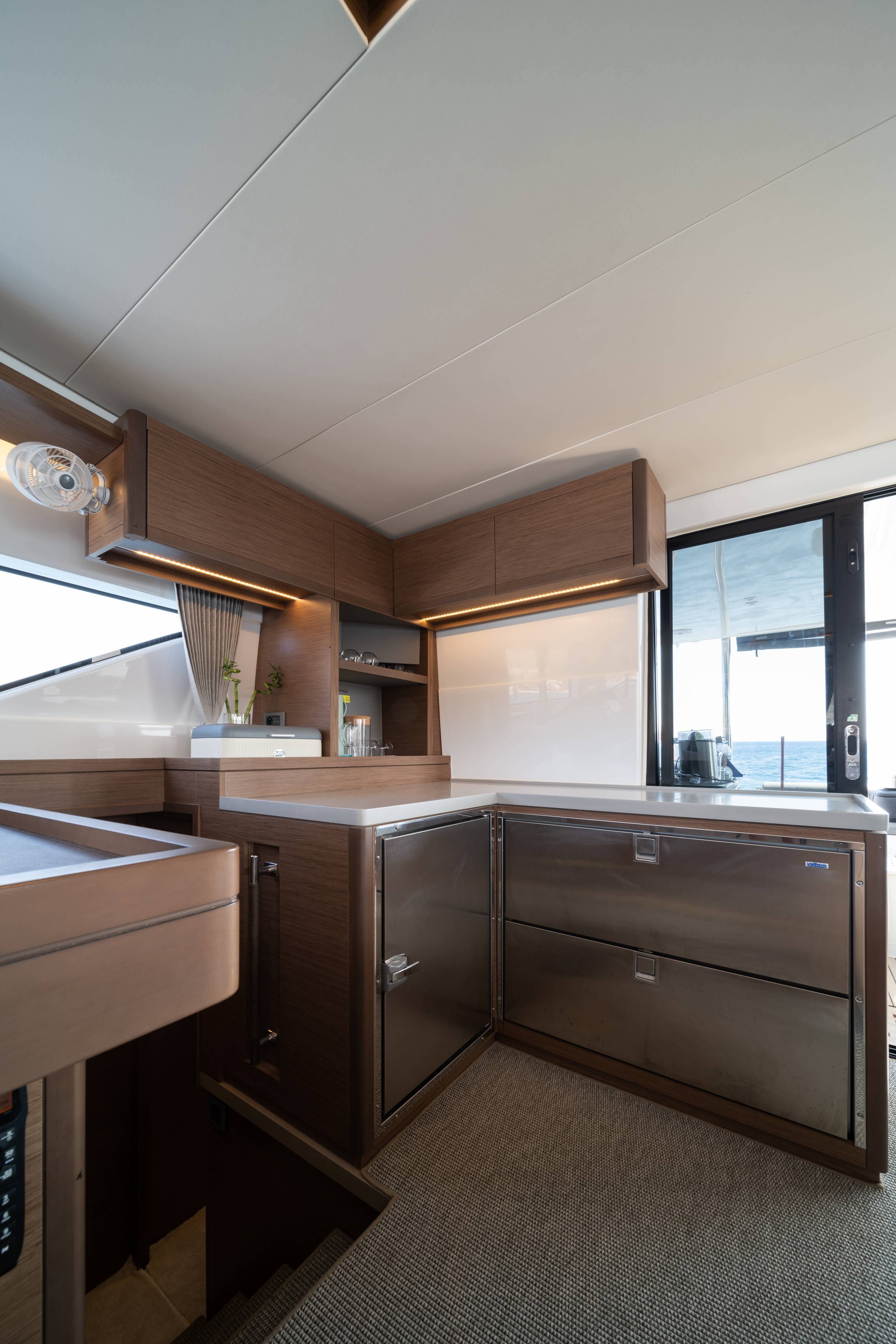 Lagoon 50 NOMAD II (VIP EQUIPPED, Generator, Air-condition, watermaker, Hydraulic swim platform, wine cooler, 2 SUP, 2 tubes, Waterski, fishing equipment, snorkeling equipment) 