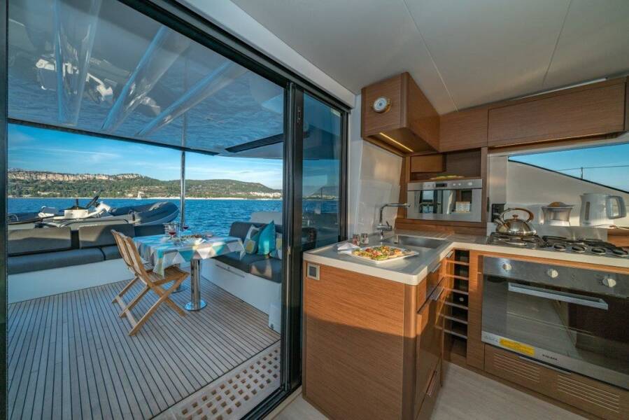 Lagoon 50F Captain Morgan w