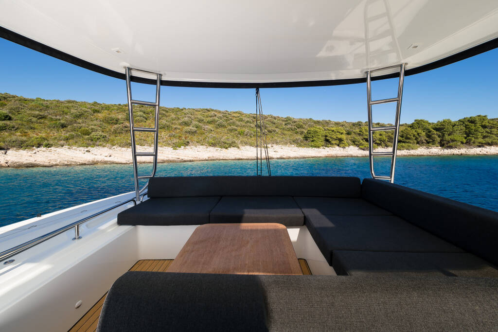 Lagoon 51 CATWALK