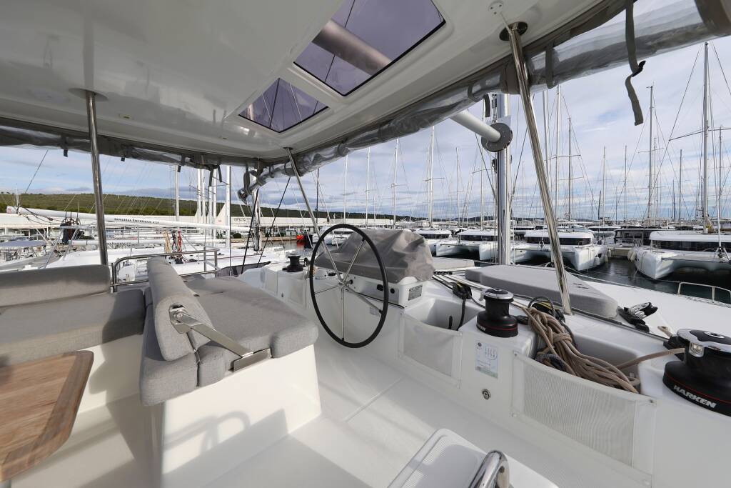 Lagoon 51  ZARATHUSTRA