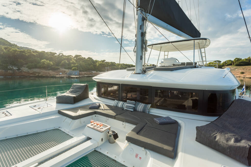 Lagoon 51 JEWEL (Charter rate includes VAT, Skipper Fee, Generator, Air-condition, Watermaker, Icemaker, Dishwasher, 2 SUP, Tubes, Kids Water-ski, Sea scooter, Electric BBQ) *Skippered only*