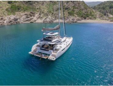 Lagoon 51 • EFKRATI (generator, air condition, water maker, tenderlift / bathing platform)