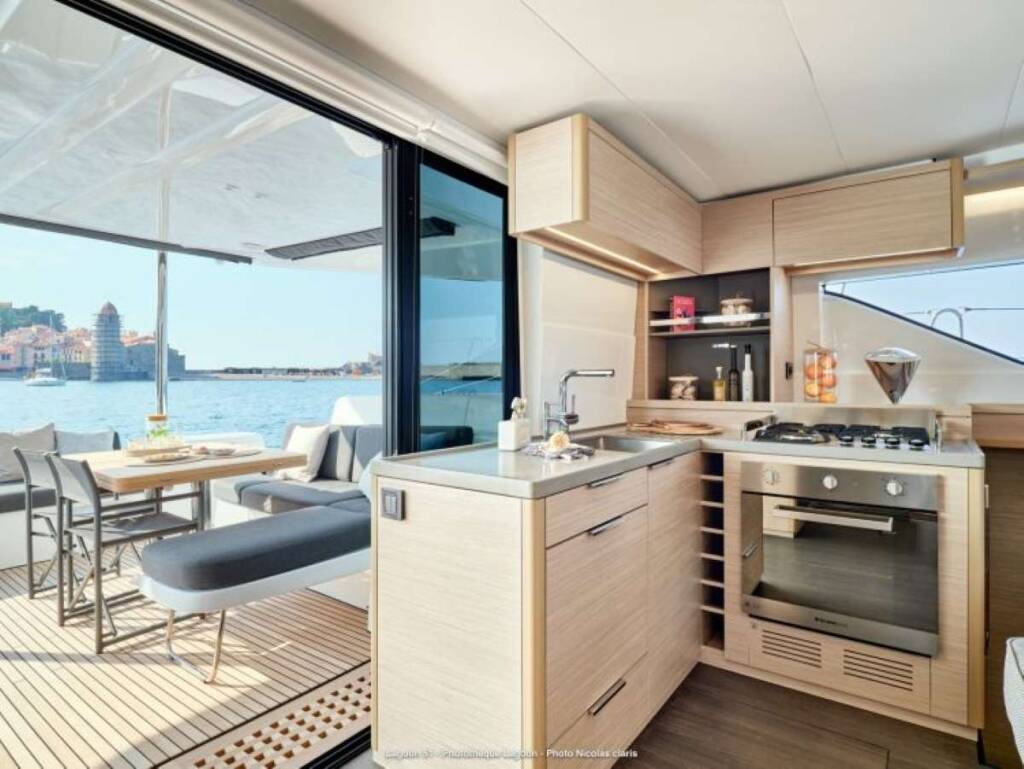 Lagoon 51 ARANEL (VIP EQUIPPED, Generator, Air-condition, Watermaker, tenderlift / bating platform, 2 SUP)